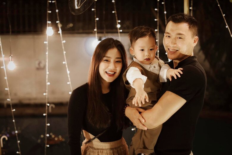 Hạnh phúc của cặp đôi nhân lên gấp bội khi bé Shin chào đời.