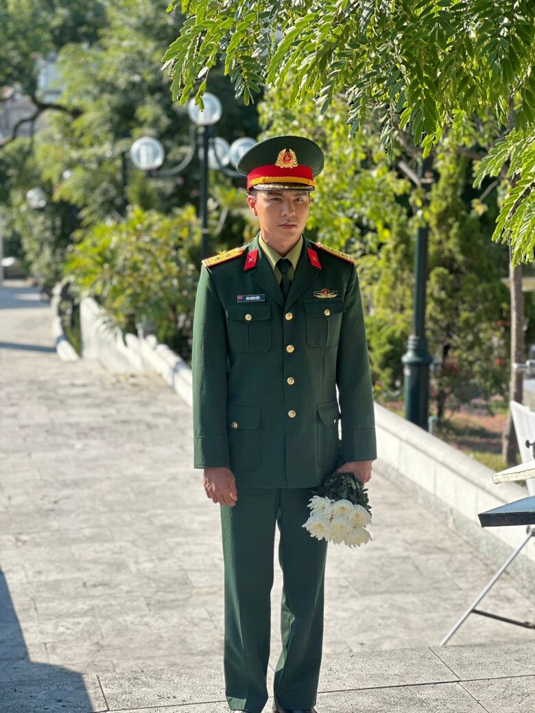 Tạo hình Trung tá của nam diễn viên.