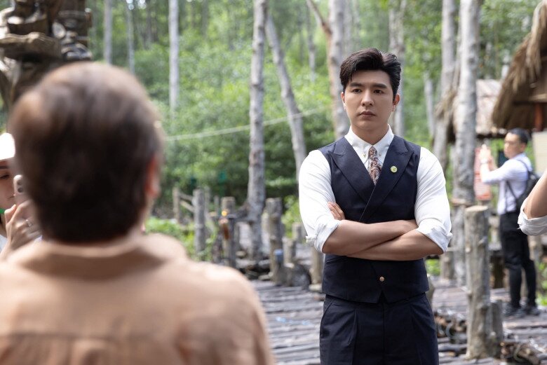 Chỉ sau đúng 12 tháng, Steven Nguyễn liên tiếp góp mặt trong 8 dự án, phủ sóng từ màn ảnh rộng đến truyền hình và trở thành một trong những gương mặt có bước tiến rõ rệt nhất sau Mưa Đỏ.