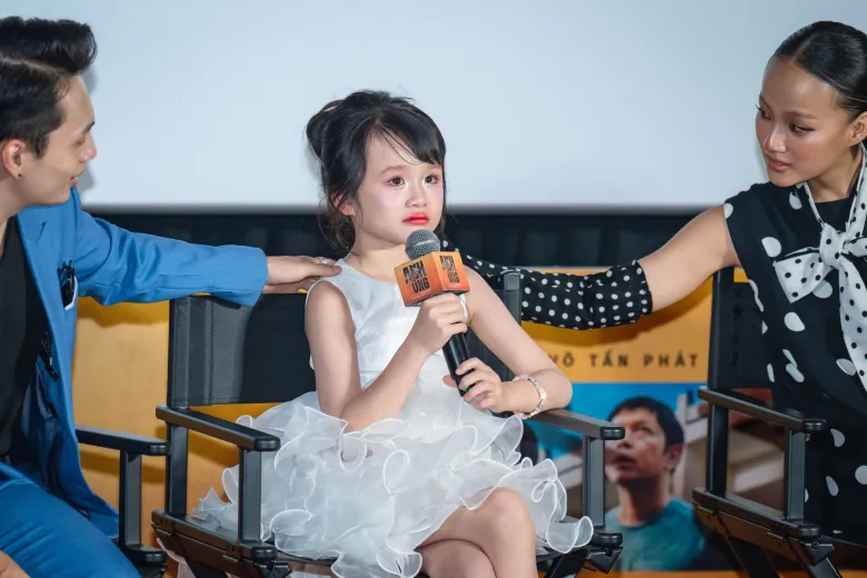 Em từng khóc khi nhắc đến mẹ.