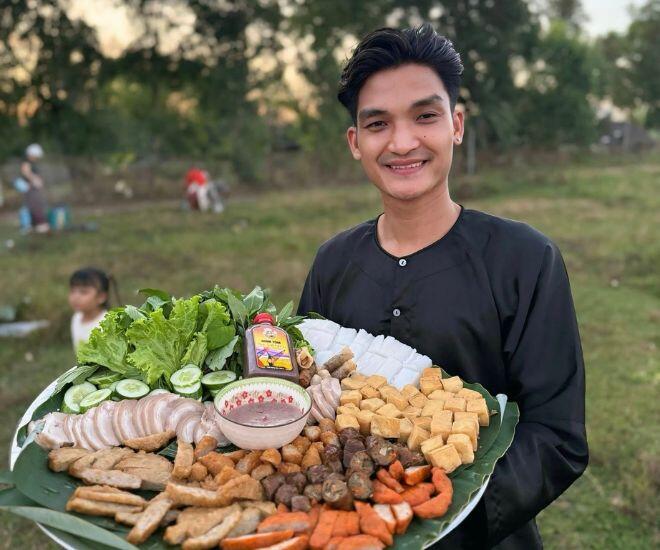 Nam diễn viên khẳng định, các quán bún đậu của anh vẫn hoạt động bình thường.