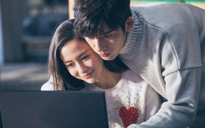 Khoảnh khắc lãng mạn giữa Tỉnh Bách Nhiên và Angelababy trong Yêu Em Từ Cái Nhìn Đầu Tiên bản điện ảnh.