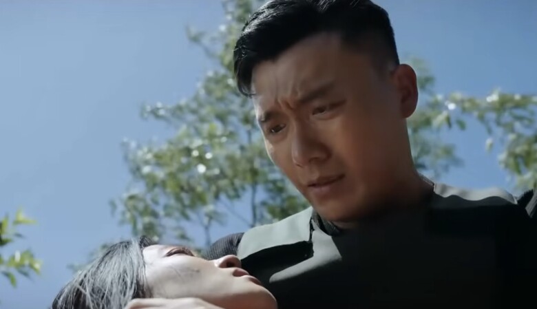 Y Liên trúng đạn, được Tuấn đưa vào bệnh viên.