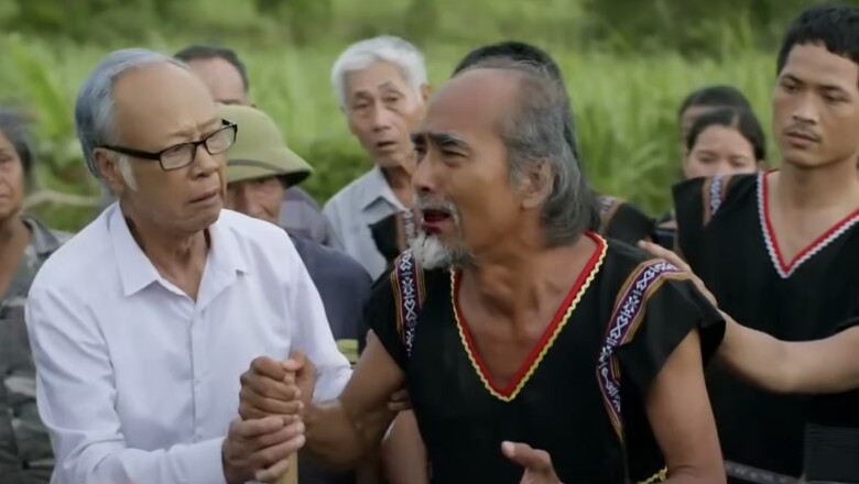 Vì quá tức giận trước sự nhẹ dạ của dân làng và sự thâm độc của kẻ xấu, Già Rin đã thổ huyết ngay tại chỗ.