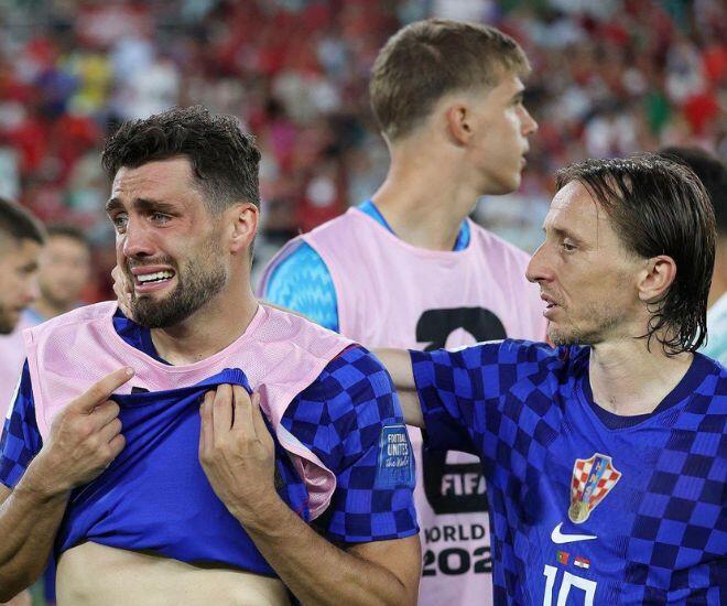 Tiền vệ Mateo Kovačić (trái) bật khóc khi tiếng còi mãn cuộc vang lên.