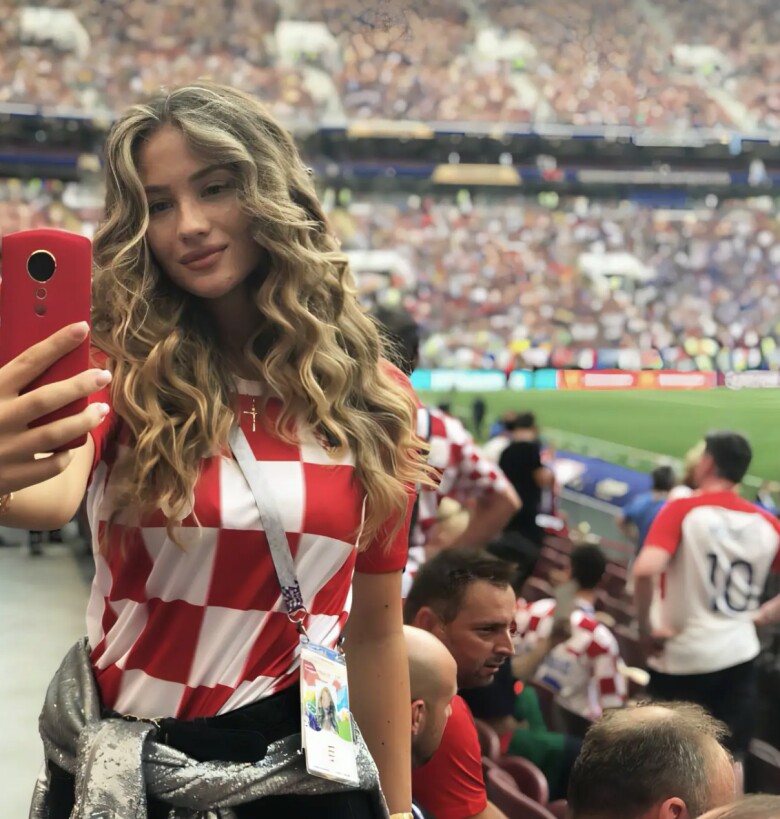 Izabel thường được truyền thông ví von là Shakira phiên bản Croatia.