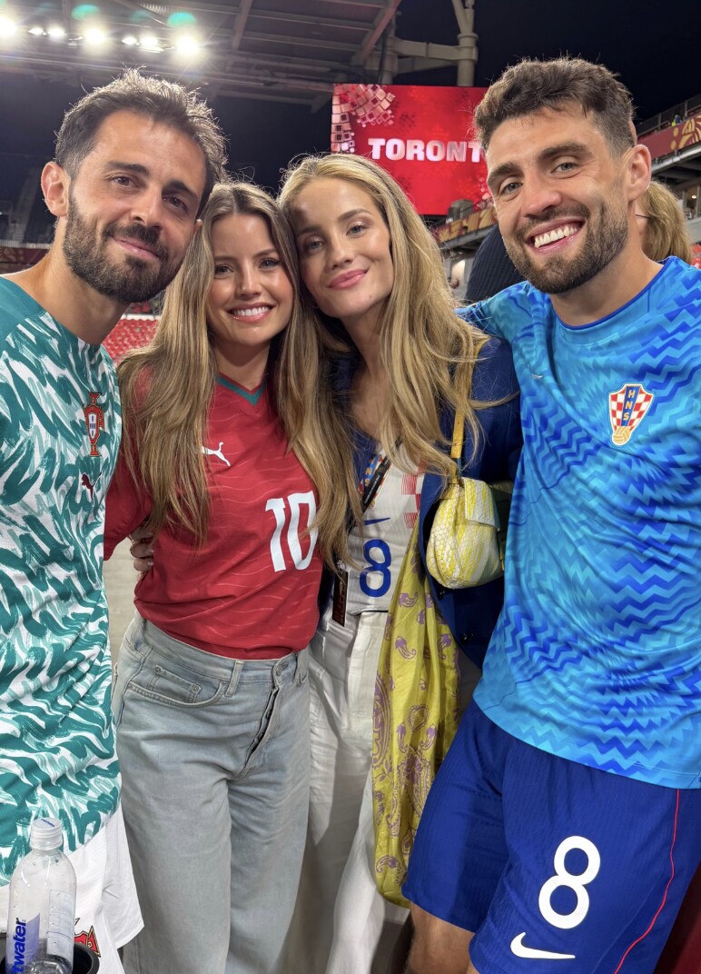 Cặp đôi chụp ảnh cùng vợ chồng cầu thủ Bernardo Silva ở cuối trận Croatia - Bồ Đào Nha.