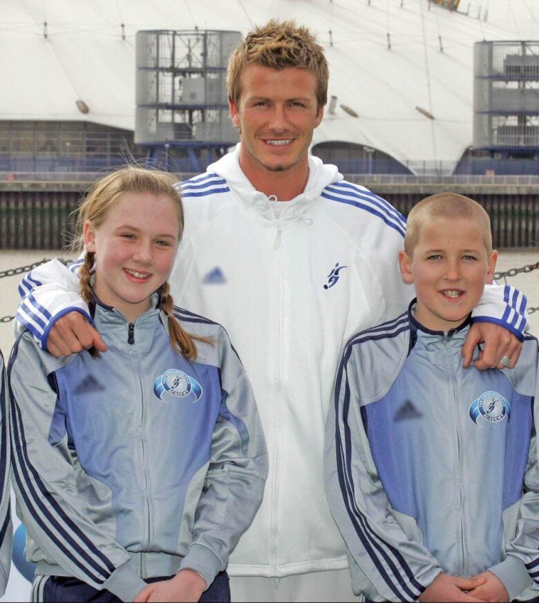 Harry Kane và “cô bạn thân” Katie là 2 trong số ít cầu thủ nhí được chụp hình với David Beckham.