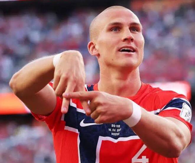 Leo Østigård là trụ cột không thể thay thế trong đội hình xuất phát từ năm 2022 đến nay.