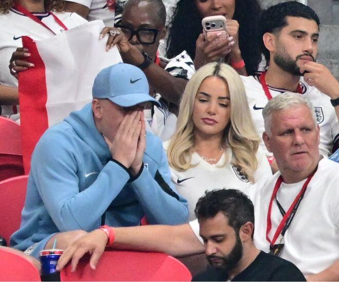 Thủ môn Jordan Pickford được vợ an ủi sau trận đấu.