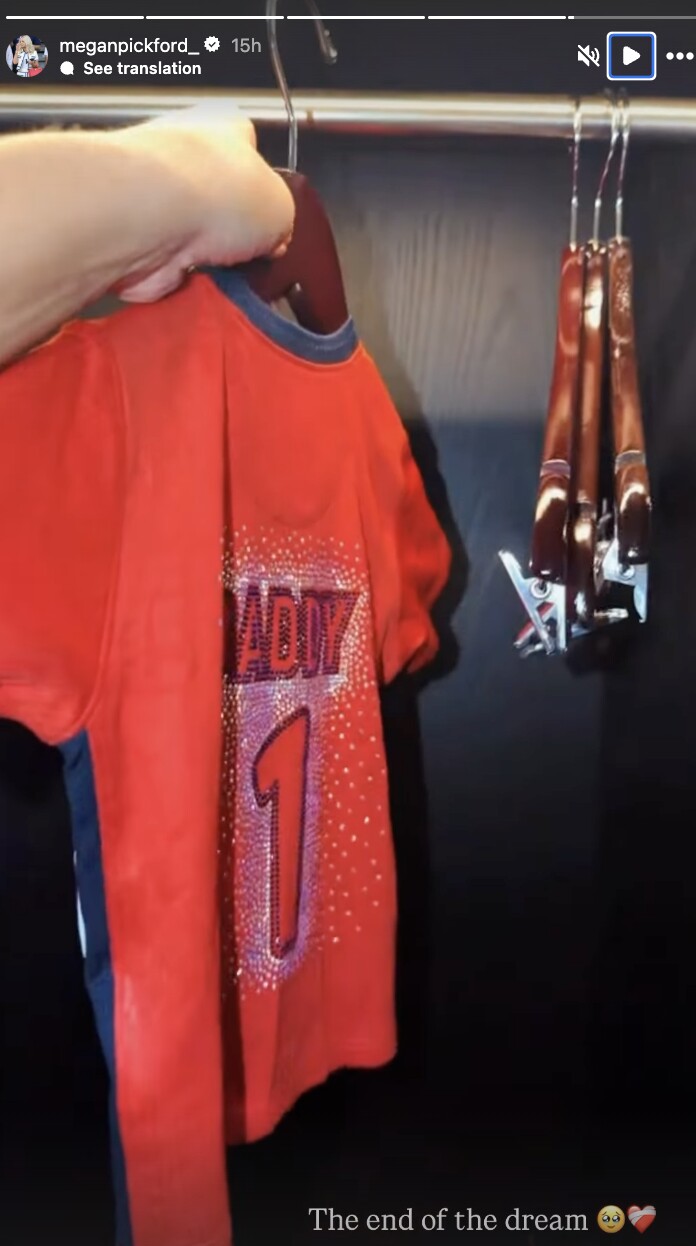 Megan đăng tải đoạn video cô cất 3 chiếc áo bóng đá của các con có chữ “Daddy” sau lưng vào tủ.