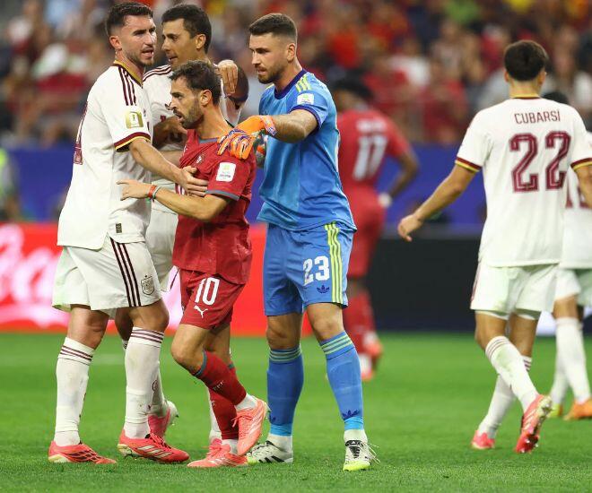 Bernardo Silva (áo đỏ) gây chú ý.