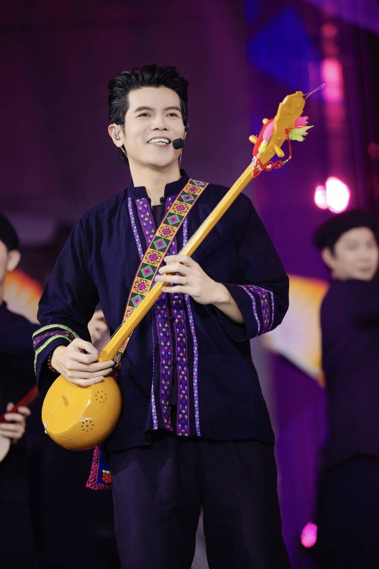 Thỏ Da LAB được chú ý với phong thái lịch lãm khi tham gia chương trình.
