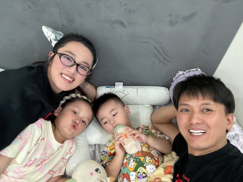 Gia đình hạnh phúc của Quách Ngọc Tuyên và bà xã kém 16 tuổi.