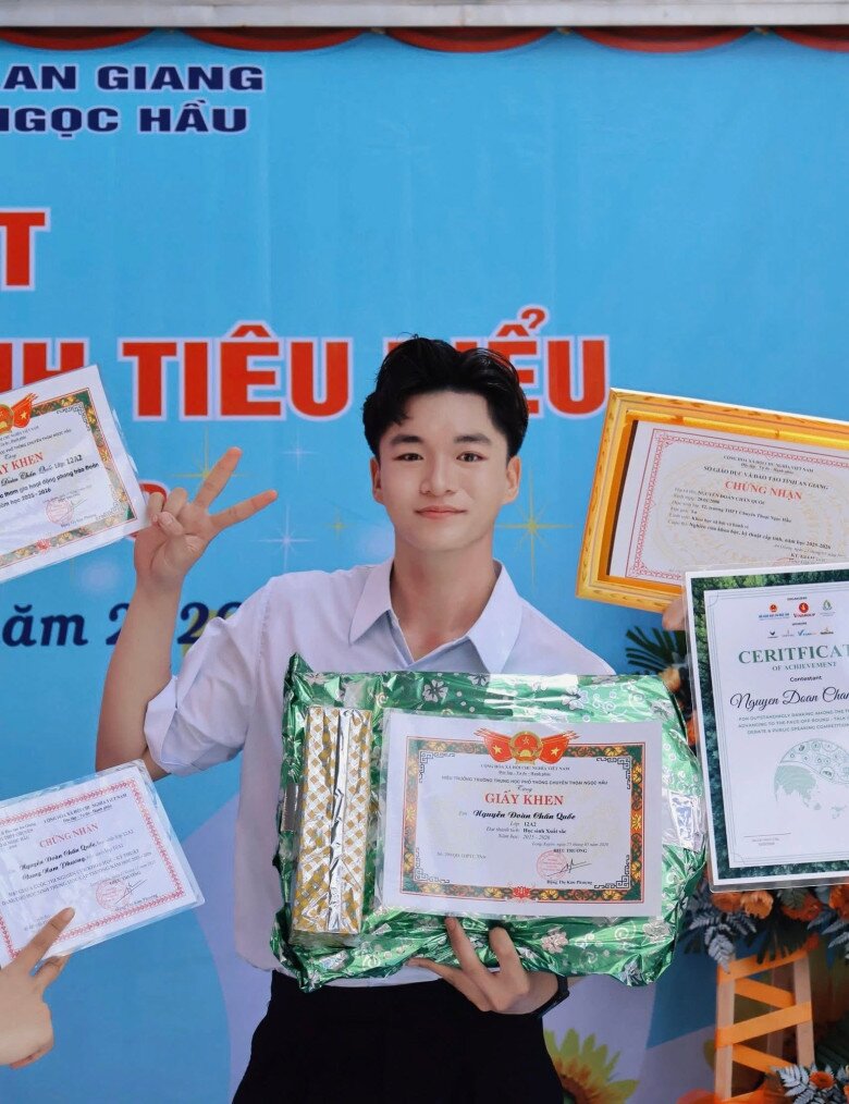 Ngoại hình hiện tại của Chấn Quốc được khen ngợi là hot boy trường THPT chuyên Thoại Ngọc Hầu.