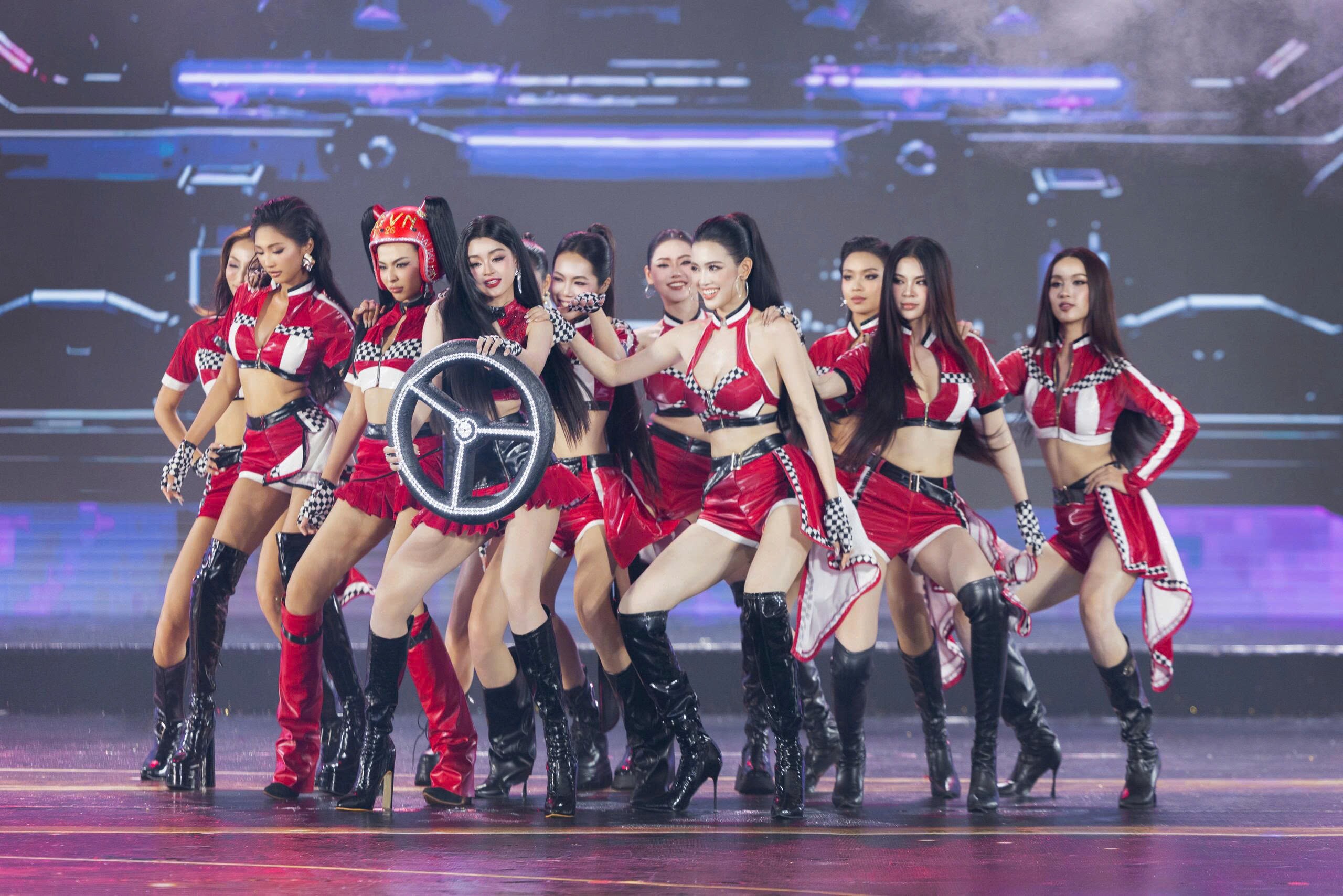 Dàn người đẹp đồng diễn khiến không khí đêm Chung kết bùng nổ.