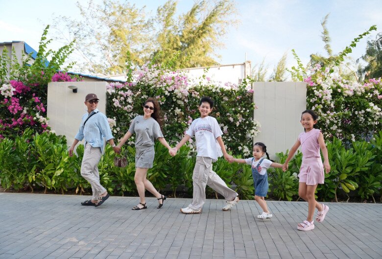 Vợ chồng Khánh Thi và Phan Hiển thường xuyên đồng hành cùng các con.