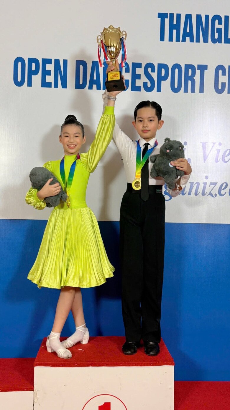 Kubi Minh Cường bộc lộ tài năng khiêu vũ thể thao từ sớm, giành nhiều giải thưởng.