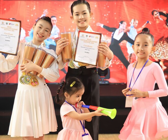 Anna và Lisa tụ họp ăn mừng anh cả Kubi giành huy chương Vàng.