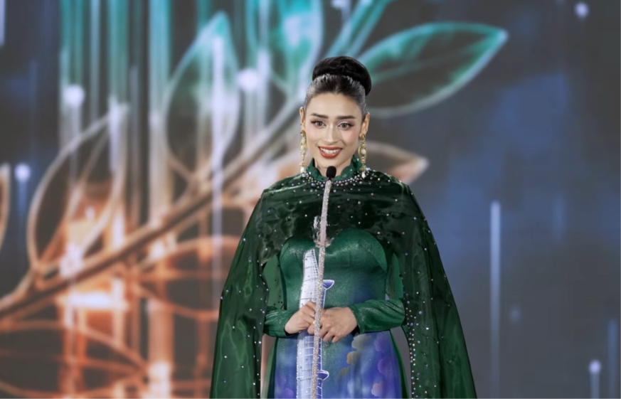Emoura Phạm vượt qua rào cản tiếng Việt, hoàn thành tốt phần thi.
