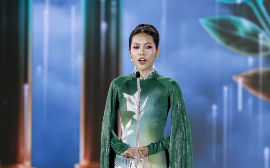 Thí sinh Đỗ Trần Tuệ Anh gây ấn tượng với phần thuyết trình song ngữ tự tin.