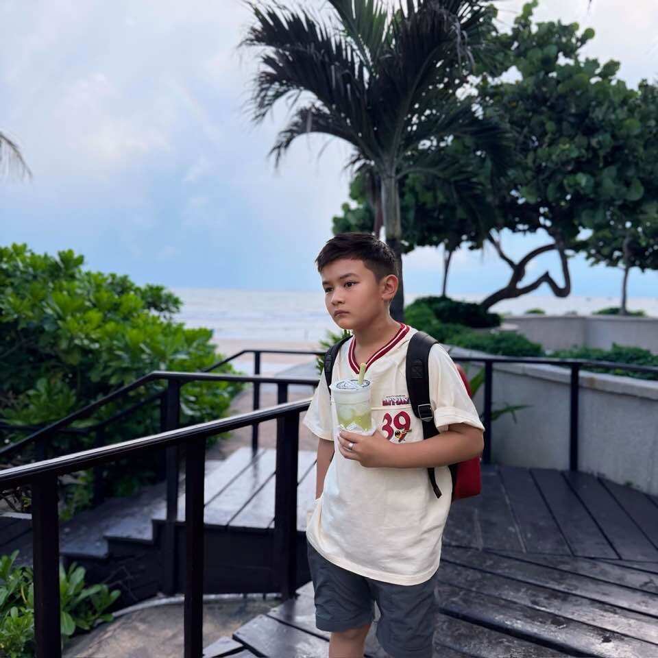 Quý tử của Đan Trường ngồi máy bay hạng thương gia đi du lịch khắp nơi, ngày càng ra dáng doanh nhân giống mẹ - 4