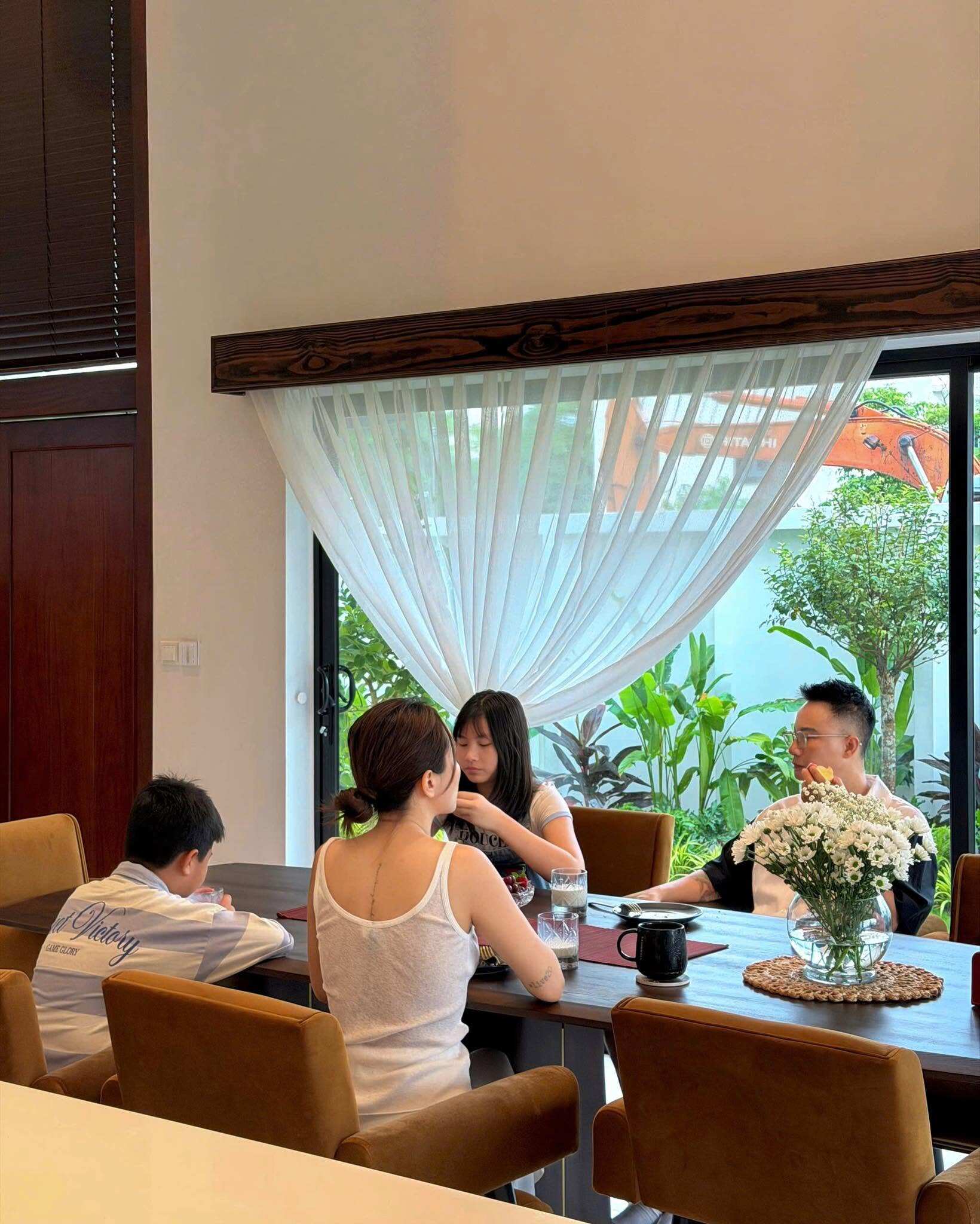 Cuộc sống viên mãn của 2 ca sĩ Việt bên vợ người mẫu: Ưng Hoàng Phúc tậu nhà ở nhiều nơi, Hoàng Bách có con tài năng - 10