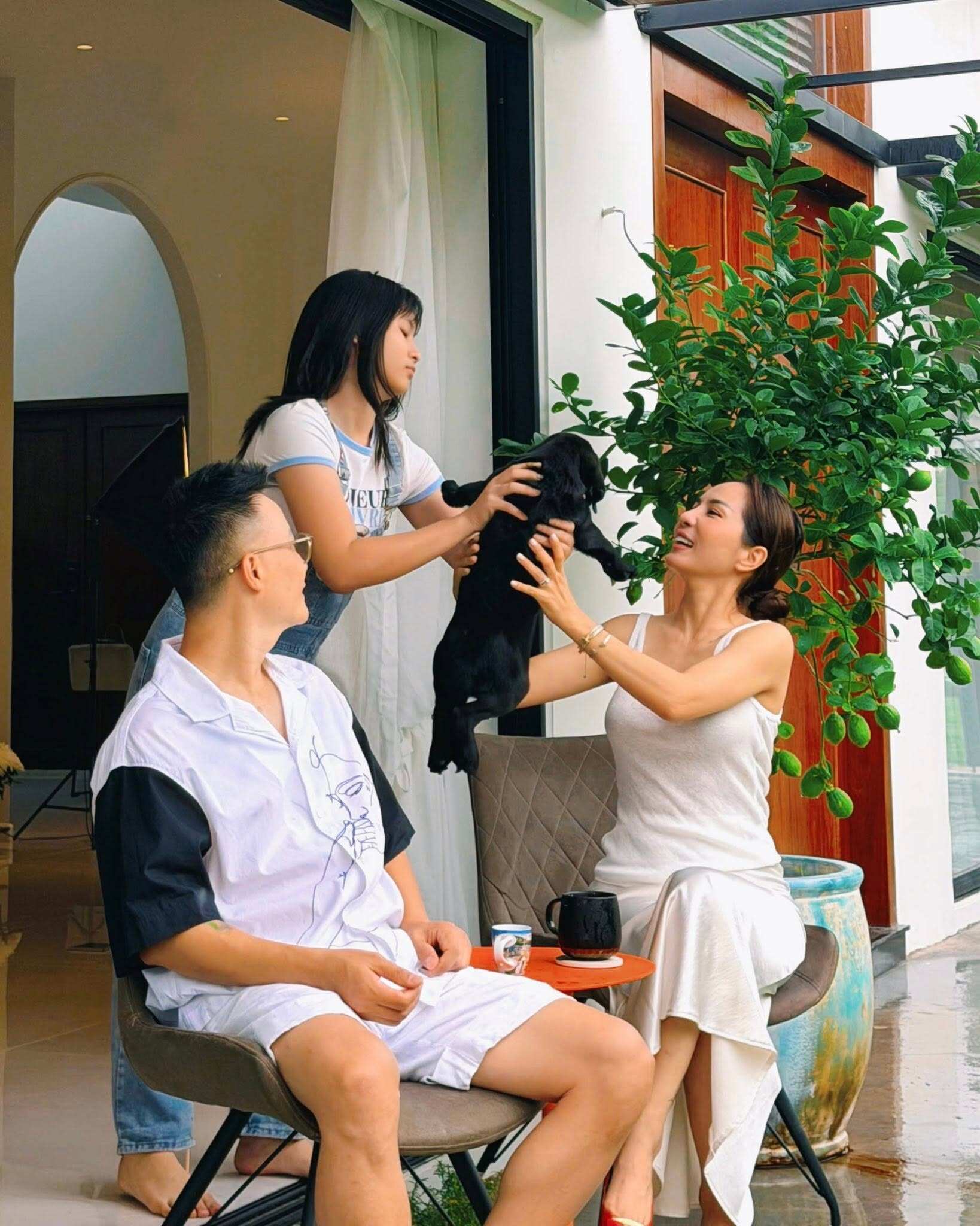 Cuộc sống viên mãn của 2 ca sĩ Việt bên vợ người mẫu: Ưng Hoàng Phúc tậu nhà ở nhiều nơi, Hoàng Bách có con tài năng - 9
