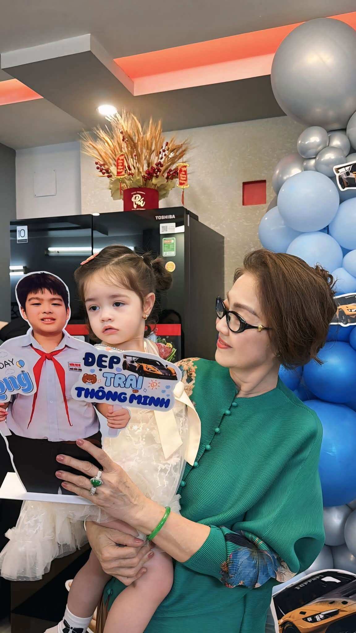 Nhật Kim Anh cùng gia đình chồng cũ tổ chức tiệc sinh nhật cho quý tử, bé Julia được ông yêu thương bồng bế - 3