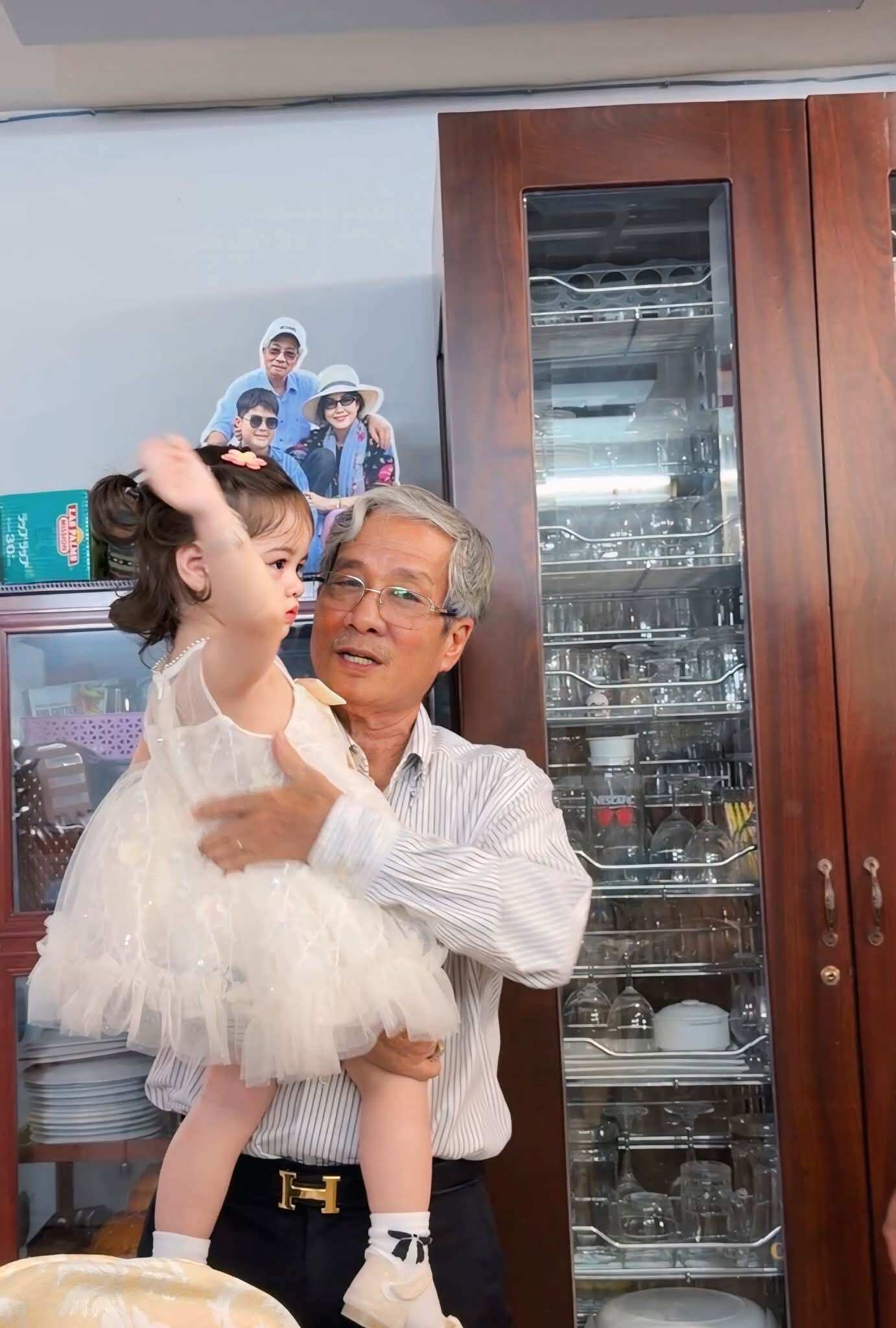 Bé Julia được ông bà yêu thương bồng bế.