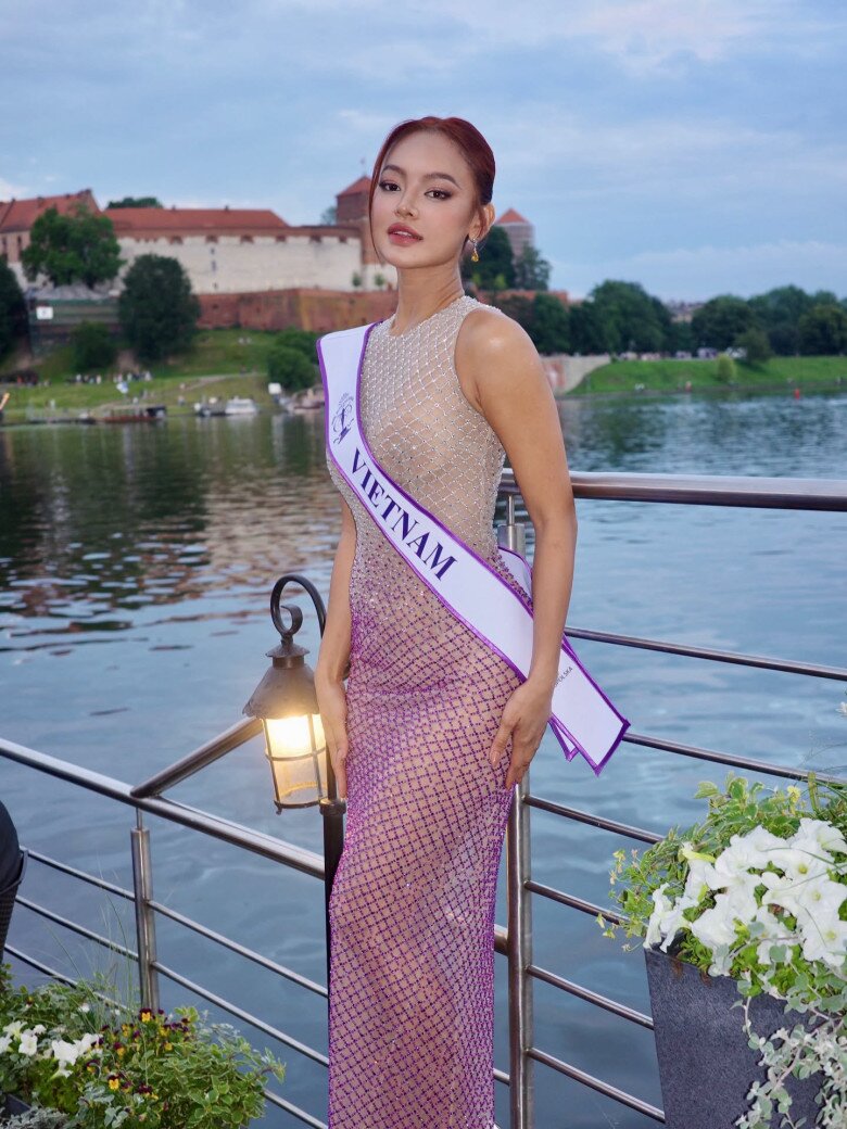 Chinh chiến nơi xứ người, Mai Ngô thường xuyên cập nhật tình hình trên mạng xã hội cho khán giả quê nhà.