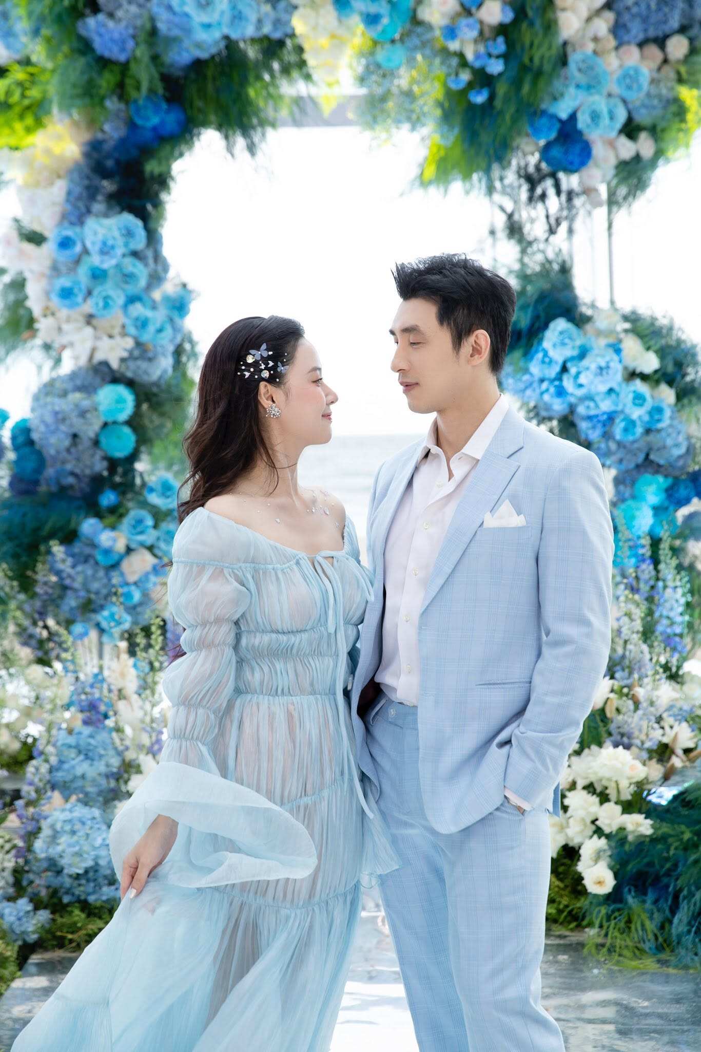 Midu được thiếu gia Minh Đạt tặng 2 chiếc túi hiệu giá hơn 1 tỷ đồng trong tiệc kỷ niệm 1 năm ngày cưới.