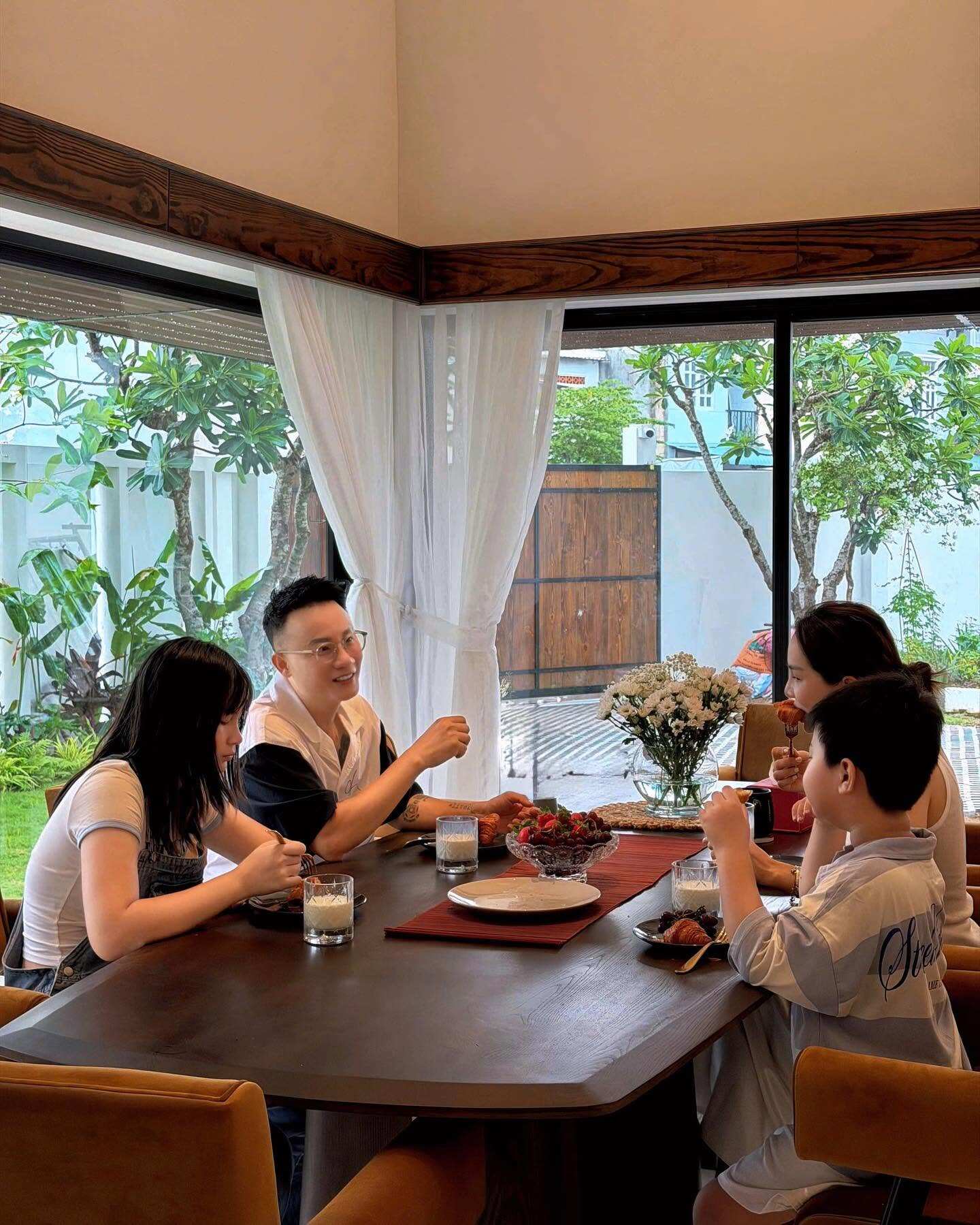 Cuộc sống viên mãn của 2 ca sĩ Việt bên vợ người mẫu: Ưng Hoàng Phúc tậu nhà ở nhiều nơi, Hoàng Bách có con tài năng - 11
