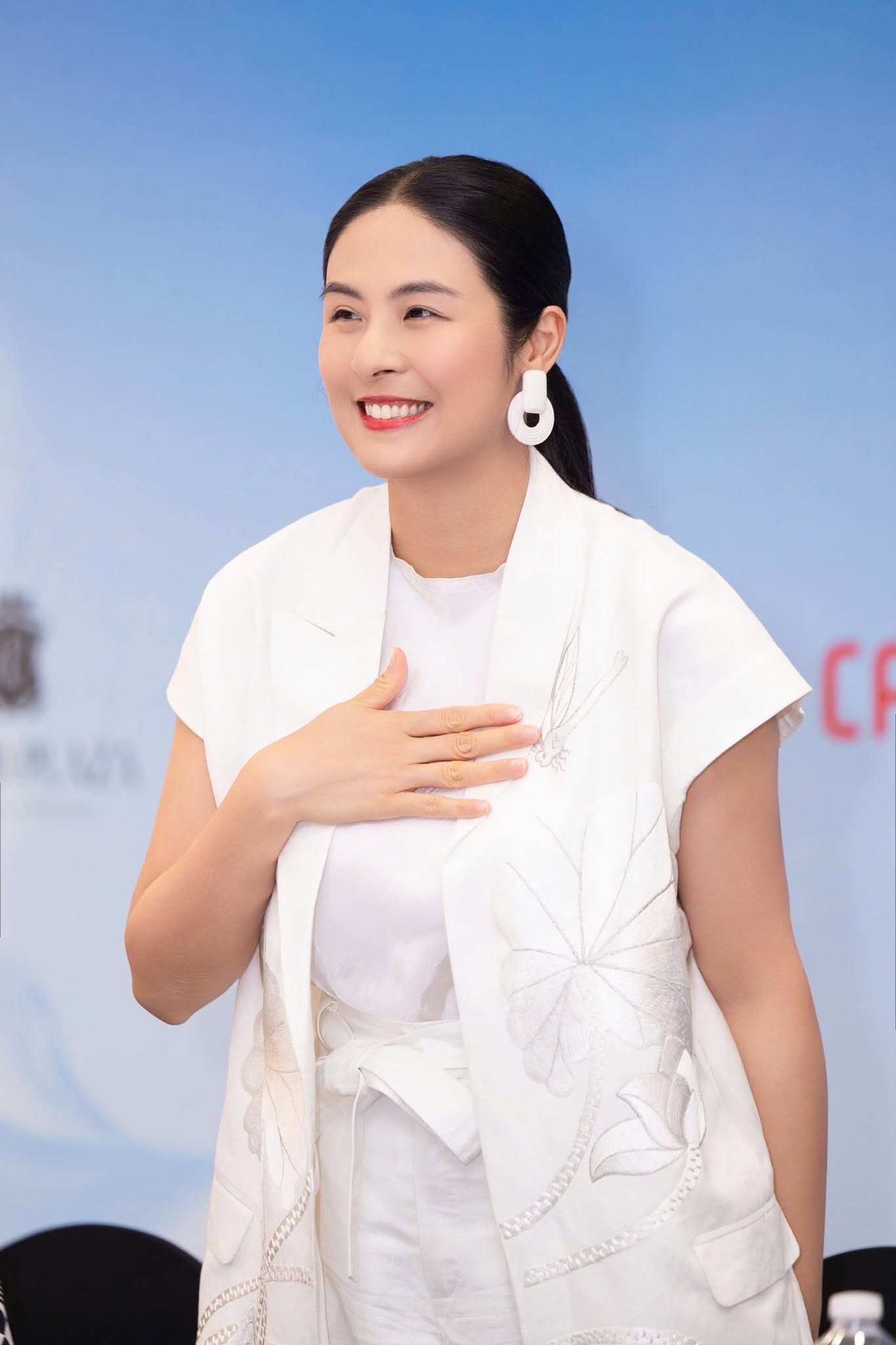 Trở thành mẹ bỉm sữa, Hoa hậu Ngọc Hân vẫn chăm chỉ “chạy show”, hoàn thành chương trình học.