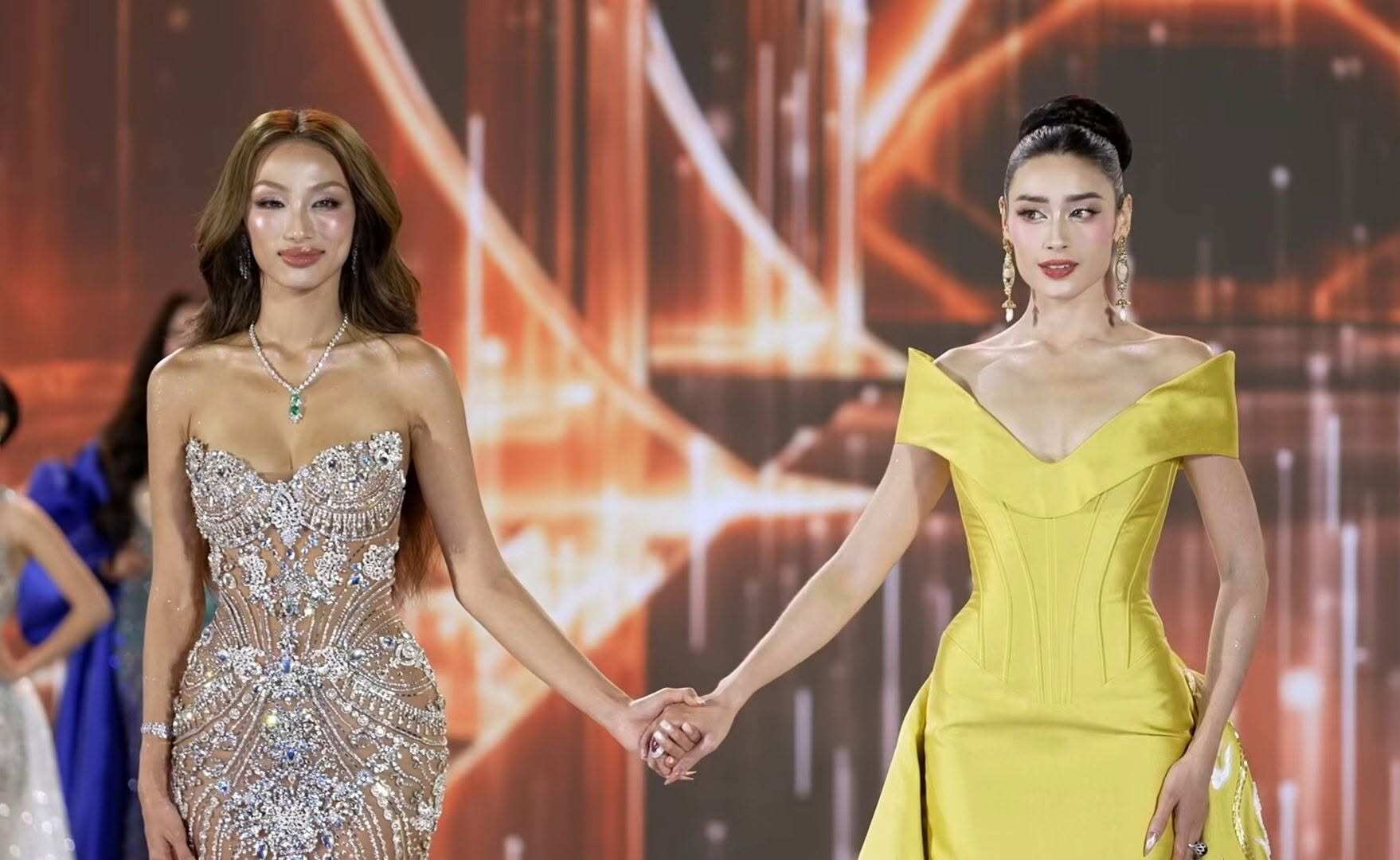 Đương kim Miss Grand International - Emma Tiglao đặt câu hỏi cho Top 2.