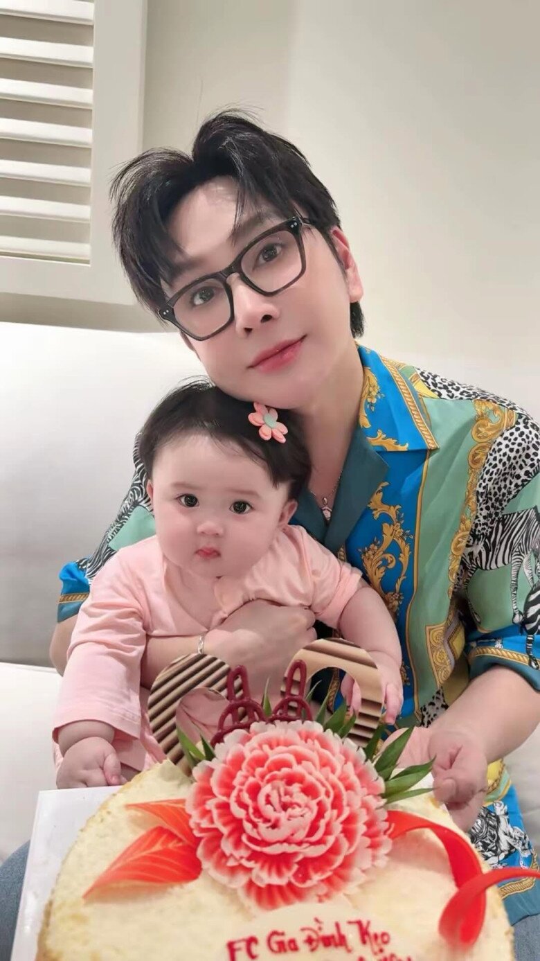 Đón con gái ở tuổi ngoài 50, NSƯT Vũ Luân dành tình yêu thương cho bé hết mực.