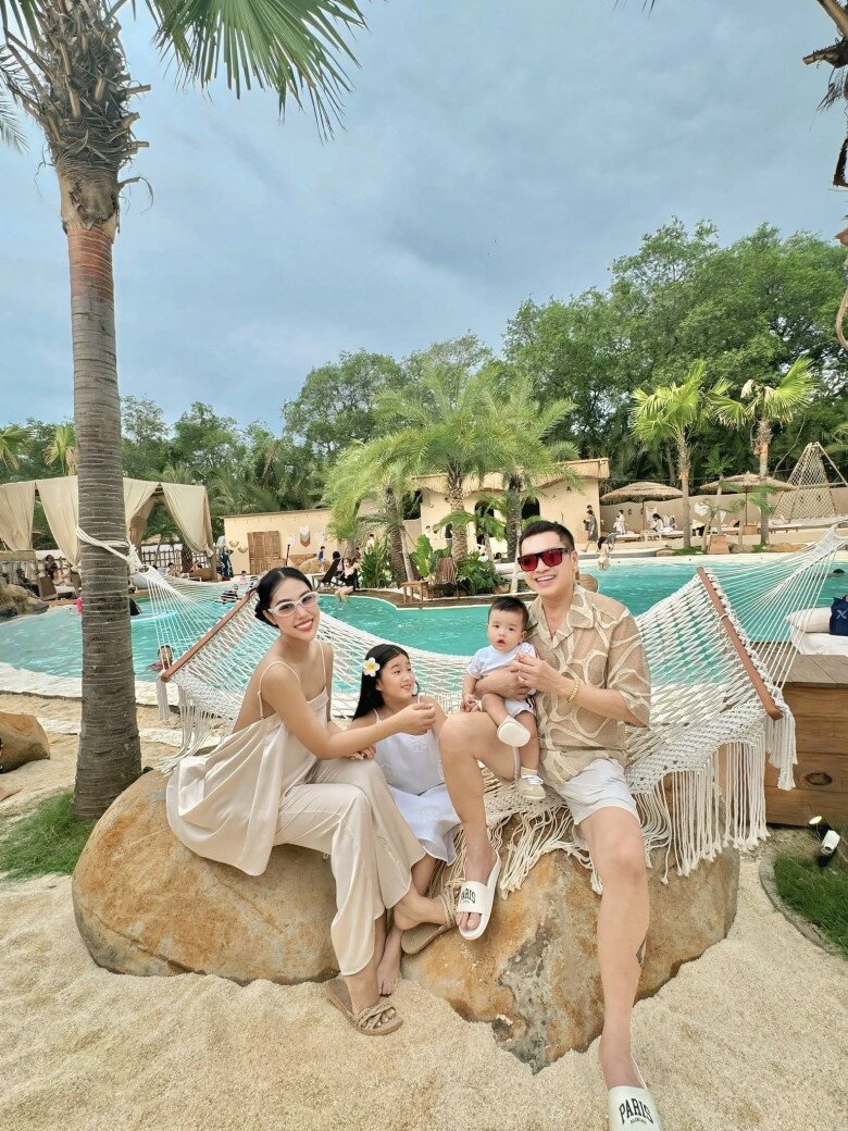 Gia đình hạnh phúc của Tăng Khánh Chi và Quang Minh.