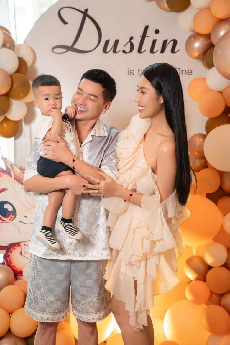 Quang Minh đón cậu quý tử khi ở tuổi U70.