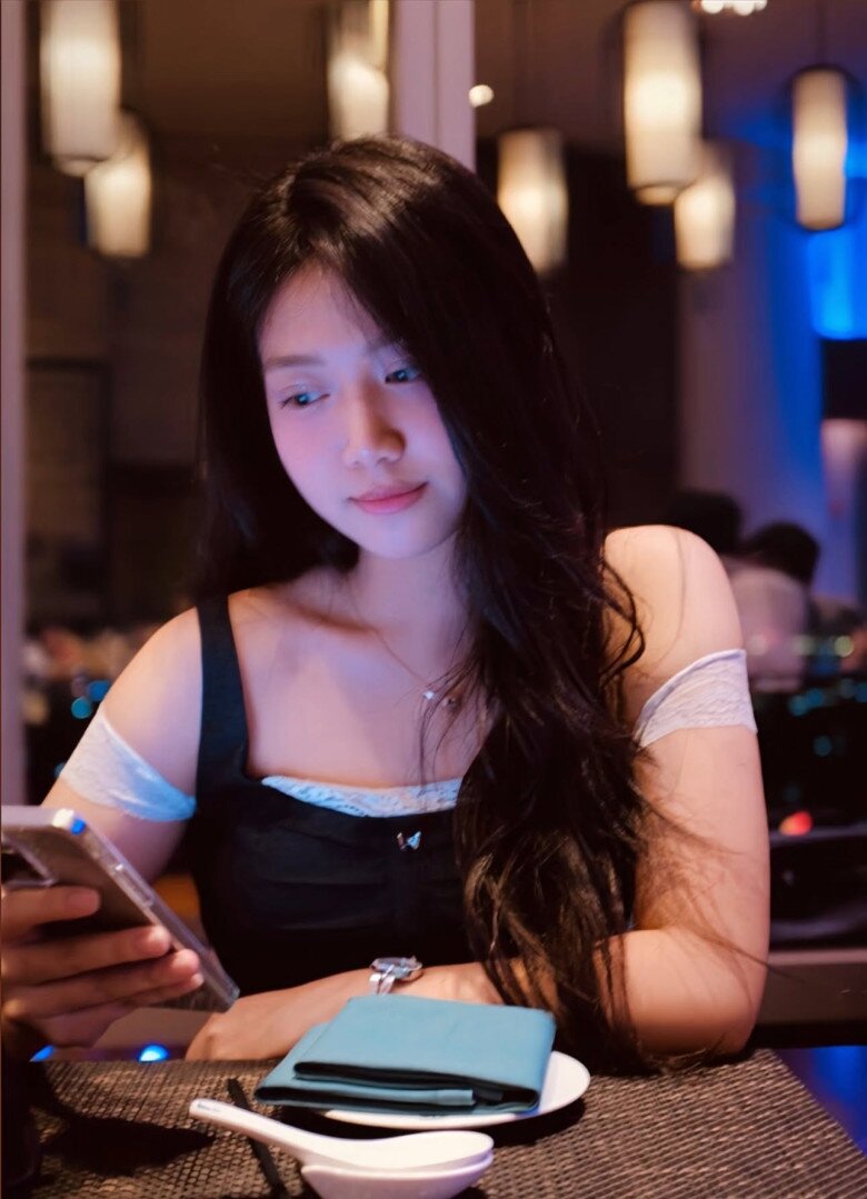 Ái nữ đầu lòng của Mạnh Trường sở hữu chiều cao nổi trội, được khen “xinh như hoa hậu”.