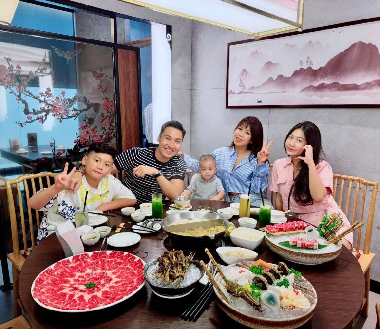 Gia đình hạnh phúc của diễn viên Mạnh Trường.
