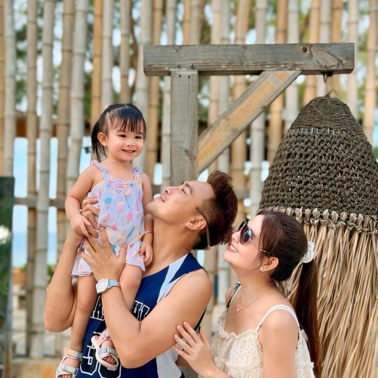 Vợ chồng Thanh Duy và Kha Ly chú trọng dạy con gái sống tự lập, tự do khám phá.