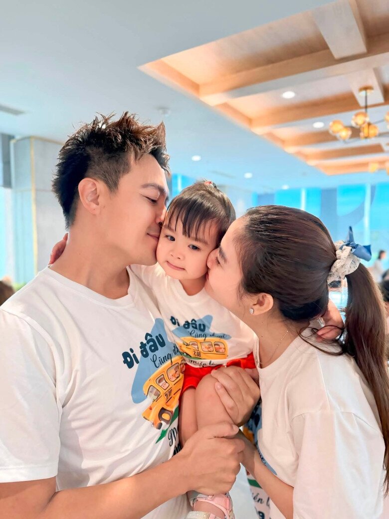 Thanh Duy và Kha Ly đón con gái đầu lòng sau 8 năm kết hôn.