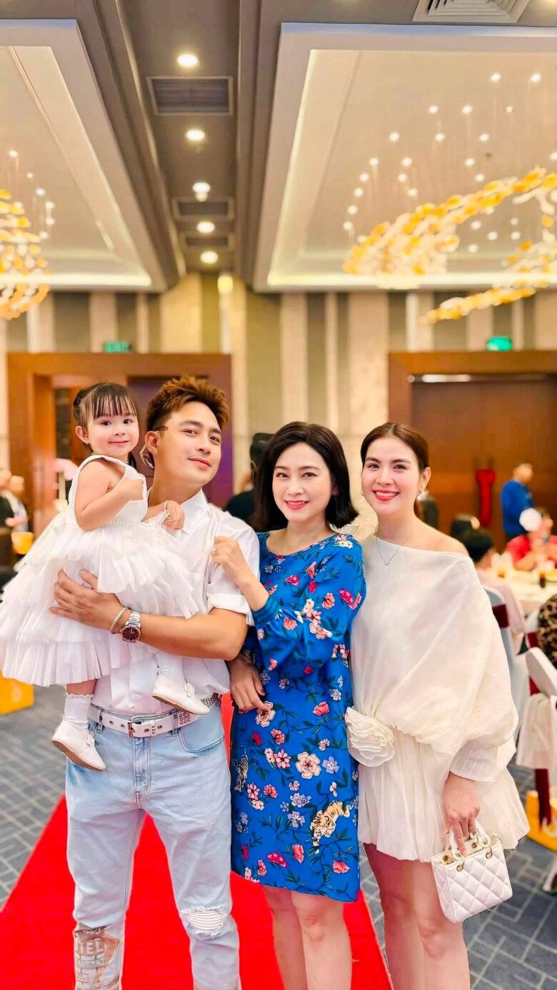 Bé Lita rất dạn dĩ, thường cùng bố mẹ tham gia các sự kiện.