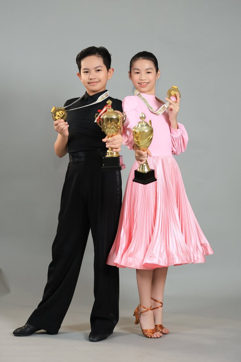 Con trai đầu lòng của cặp đôi đạt nhiều thành tích “khủng” khi thi đấu dancesport.