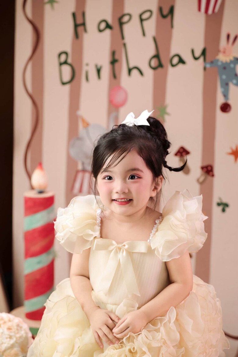 Vẻ dễ thương của con gái Khánh Thi và Phan Hiển ở tuổi lên 3.