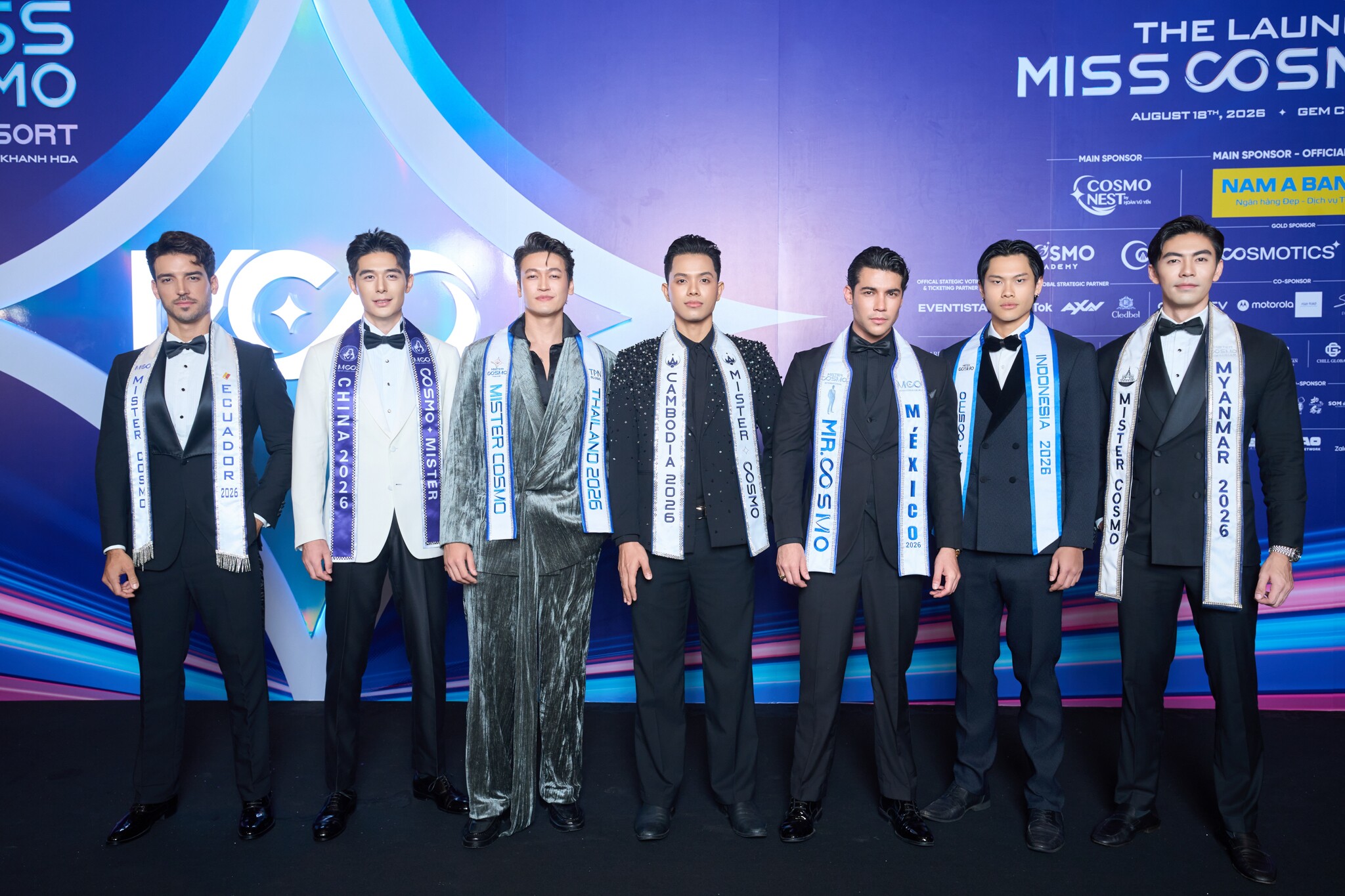 Dàn thí sinh Mister Cosmo 2026 hội ngộ tại họp báo.