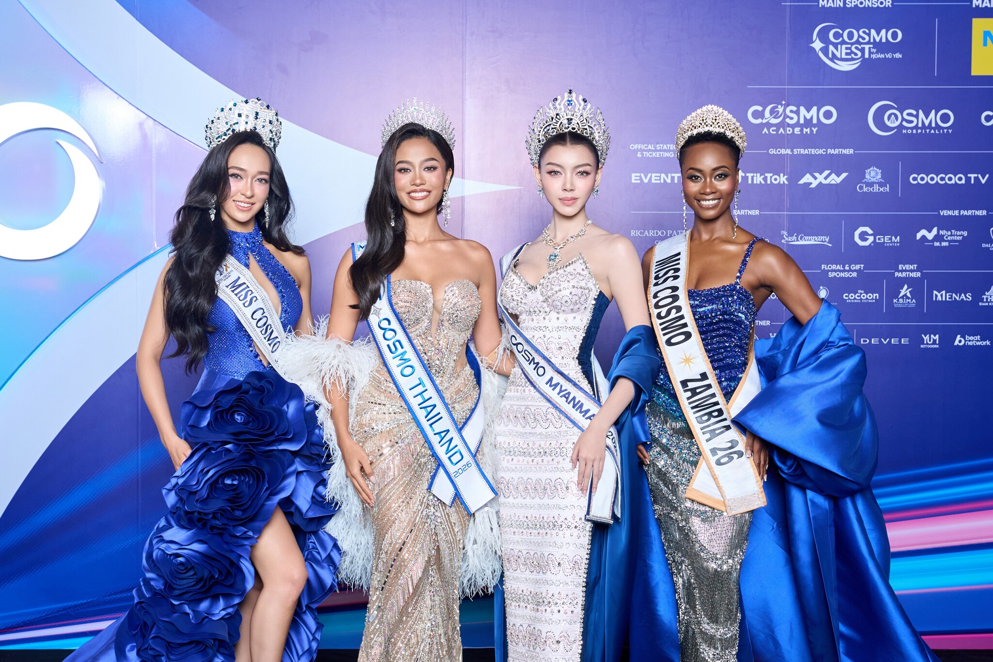 Dàn mỹ nhân các nước đổ bộ thảm đỏ họp báo khởi động Miss Cosmo 2026.