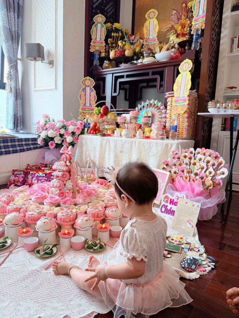 Á hậu Thụy Vân tổ chức tiệc thôi nôi ngập sắc hồng dành cho ái nữ.