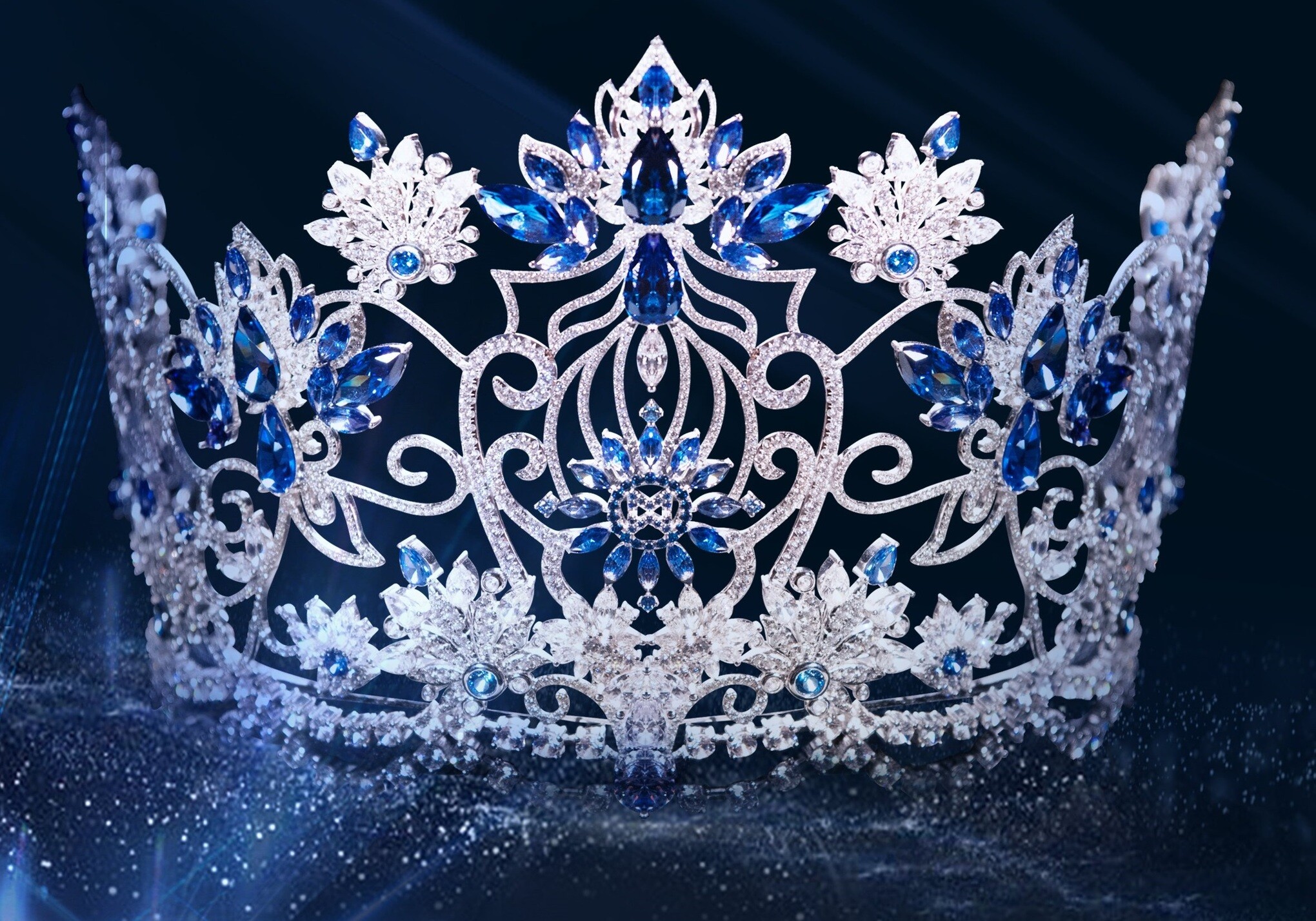 Miss World Vietnam - Hoa hậu Thế giới Việt Nam 2022 từng trình làng chiếc vương miện mang tên Ocean Lotus. Theo ban tổ chức, thiết kế này được bao phủ bởi 4.399 viên White Zirconia cùng 129 viên Dark Blue Sapphire với các kích cỡ và hình dáng khác nhau.