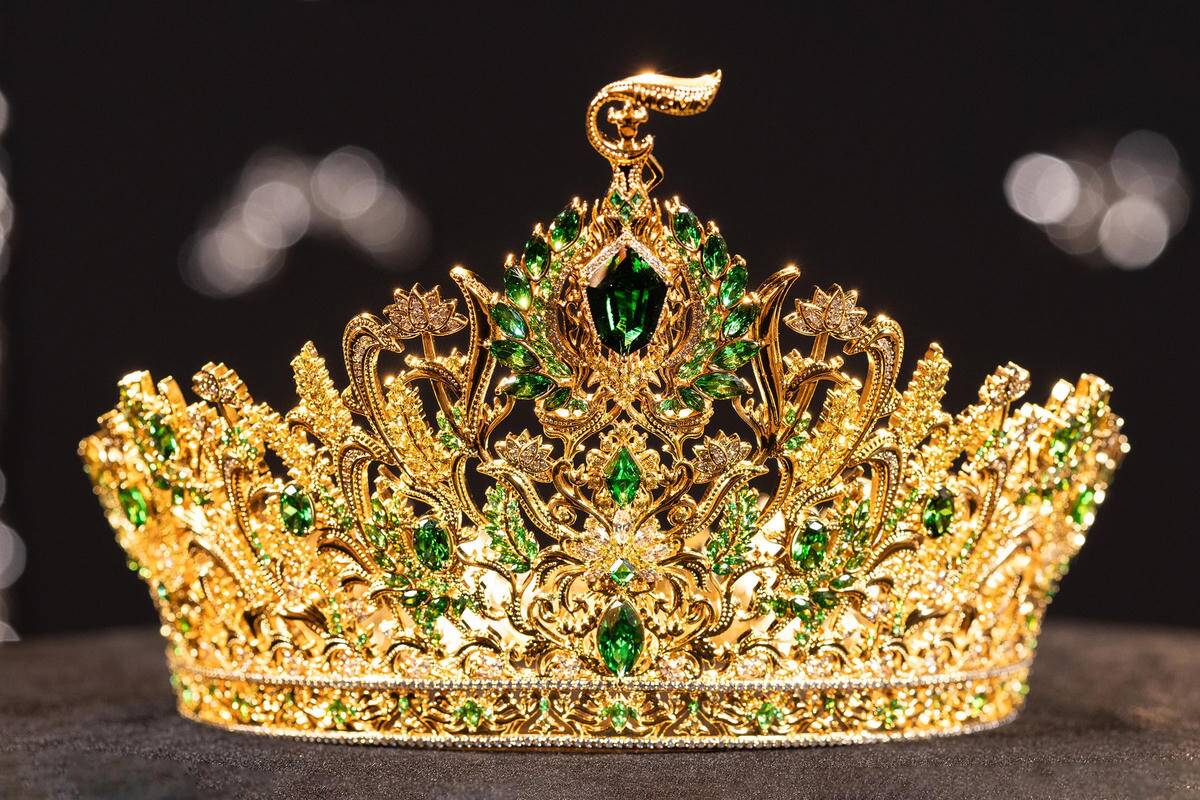 Năm 2023, cuộc thi Miss Grand Vietnam quay lại với một thiết kế vương miện khác. Theo ban tổ chức, vật phẩm được chế tác từ vàng 24k, đính 872 viên đá kim cương Zirconia, 380 viên Citrine vàng và 255 viên ngọc lục bảo Emerald với nhiều kích cỡ.